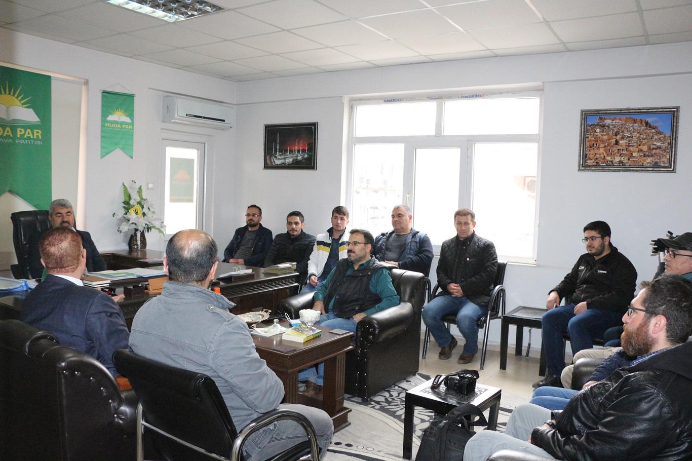 Gazetecilerden HÜDA PAR'a hayırlı olsun ziyareti Gazetecilerden HÜDA PAR'a hayırlı olsun ziyareti